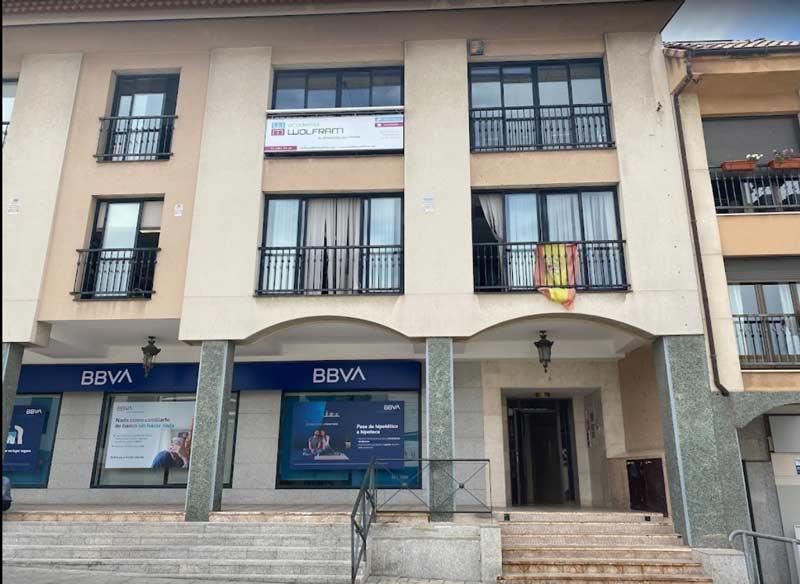 Edificio del despacho en la plaza del Ayuntamiento de Pozuelo, con BBVA en la planta baja